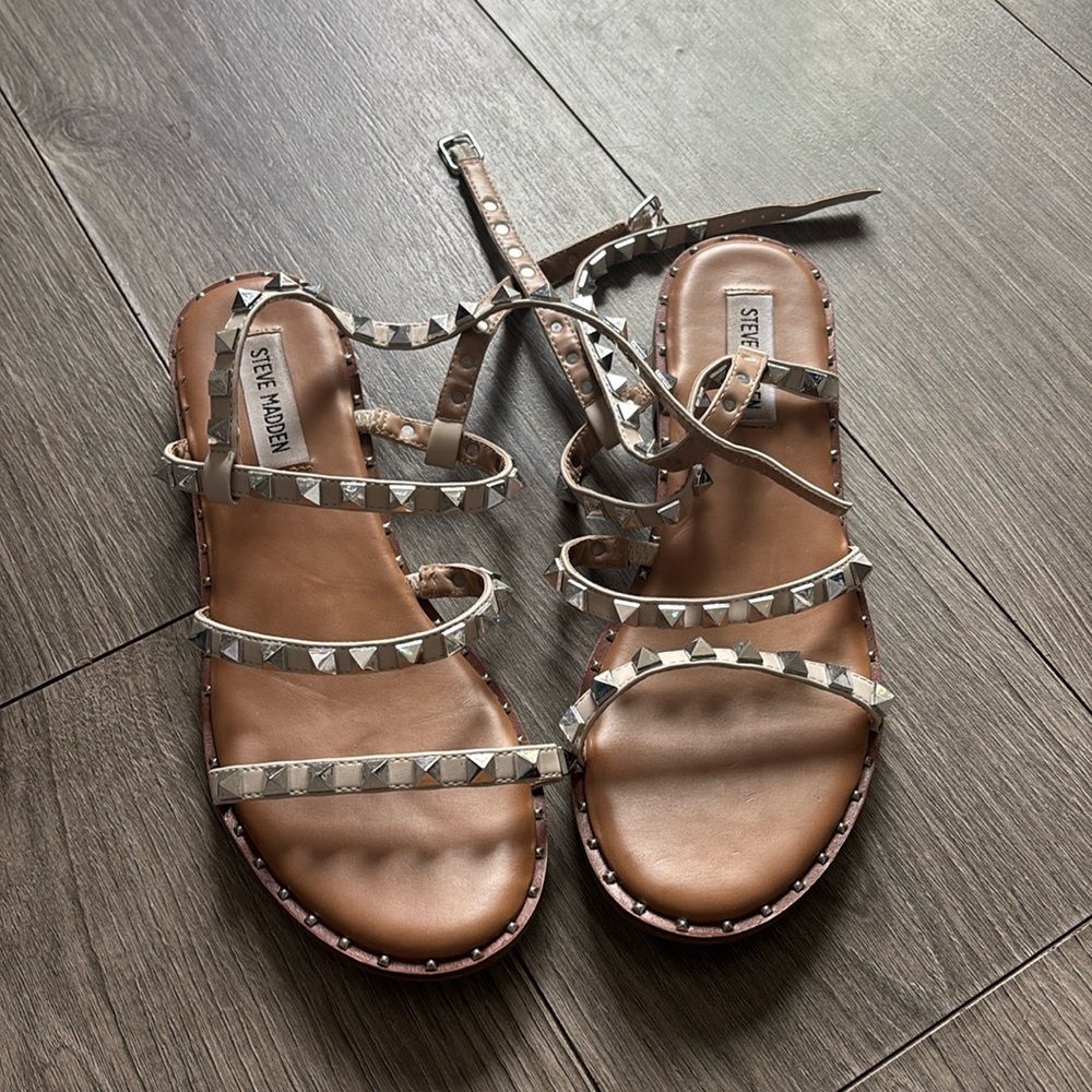 Steve Madden Travel Sandals in Cream
